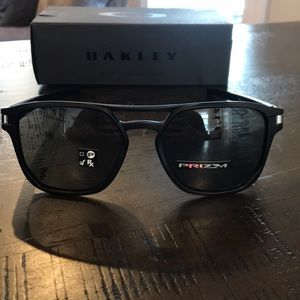 oakley latch beta black